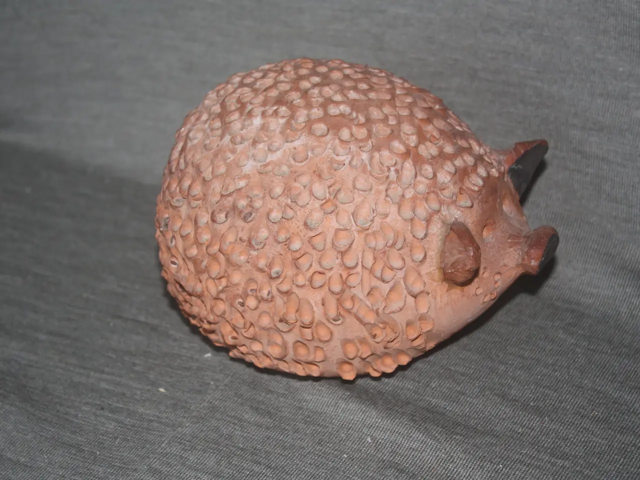 Billede 3 - Keramisk figur af Karen Boel med limet øre