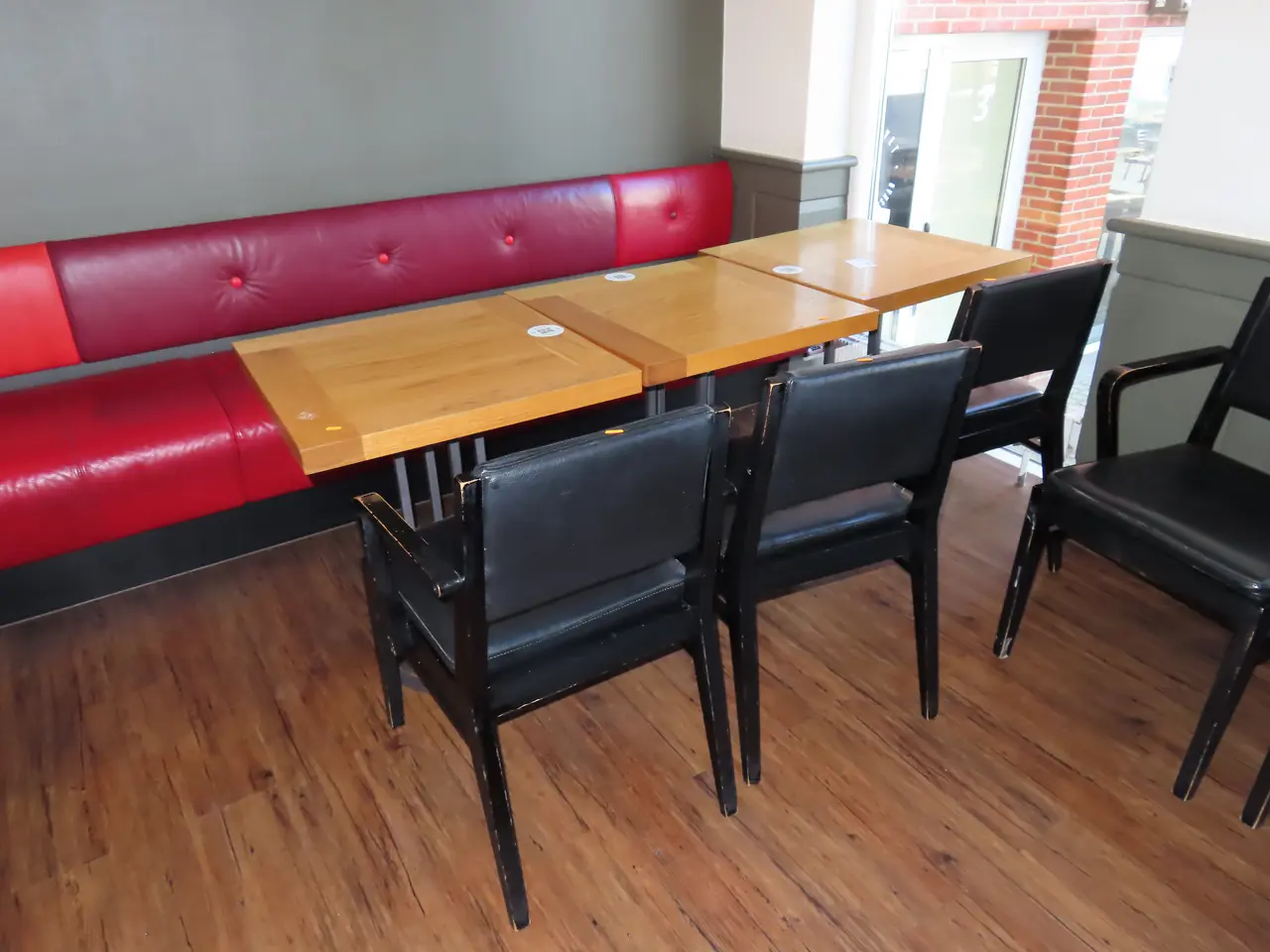 Billede 3 - 5 stk. Caféborde, 8 stk. Spisebordsstole samt sofa