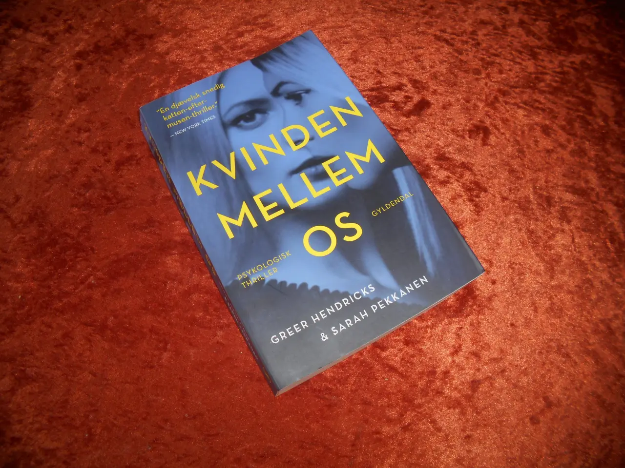 Billede 1 - Kvinden mellem os,  Greer Hendricks, 