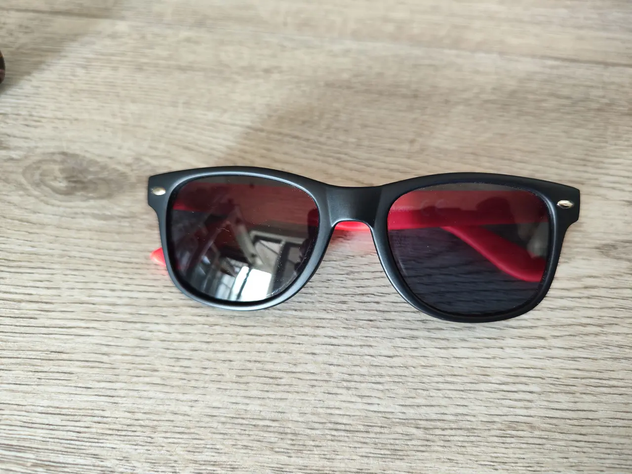 Billede 2 - Børne solbrille sort med røde stænger no 2