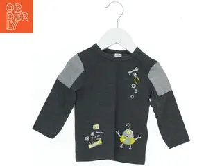 Langærmet bluse med robot-motiv fra Doppdopo (str. 74)