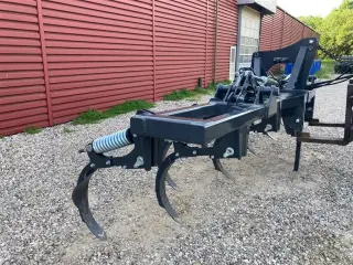 - - - J-Maskiner dybdeharveforsats 6 m.