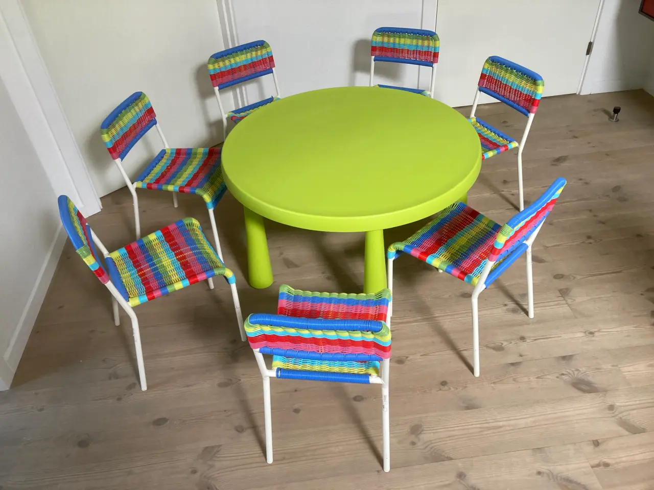 Billede 1 - Børnebord og stole