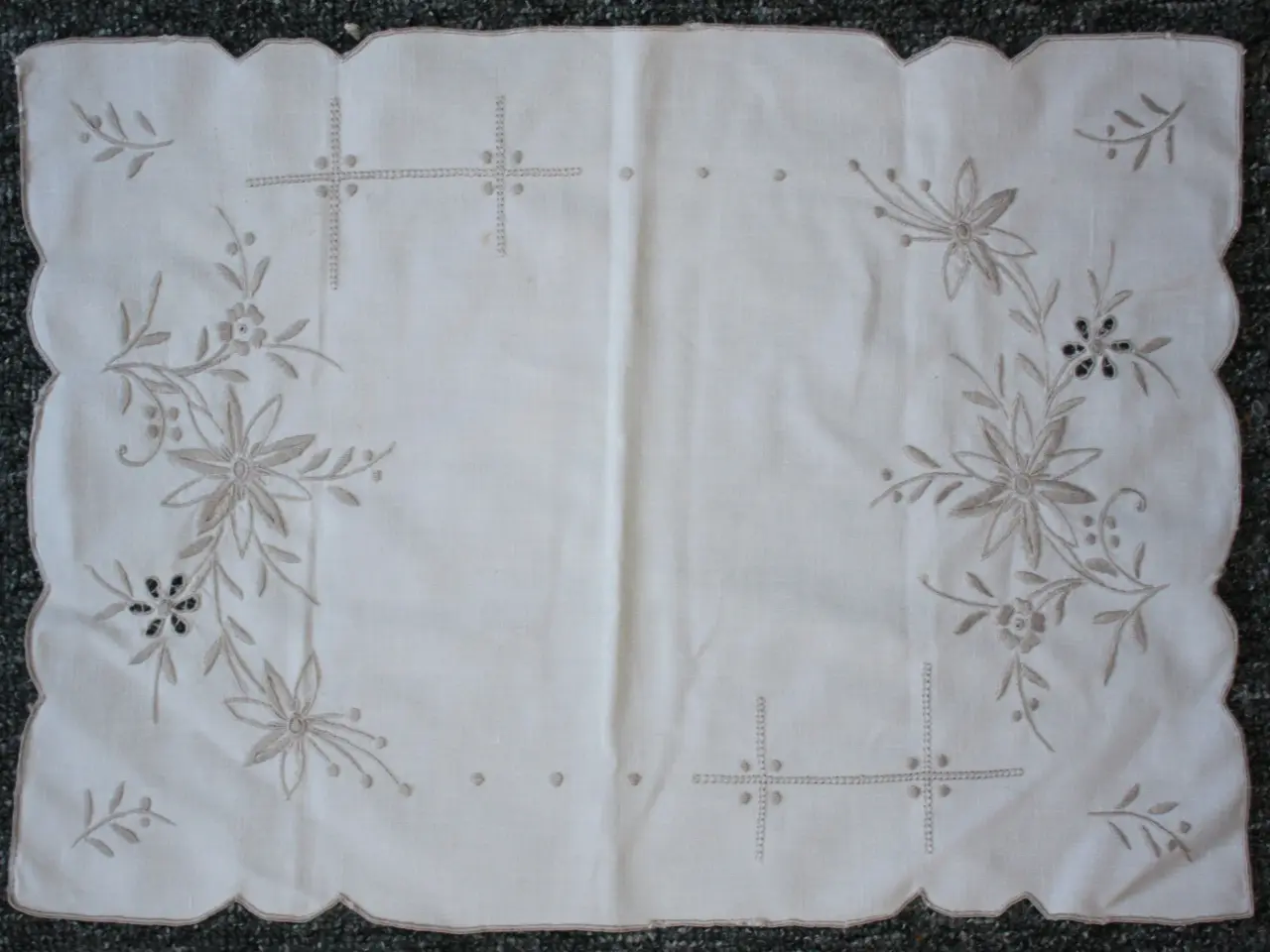 Billede 10 - Broderet dug, 120 x 120 cm