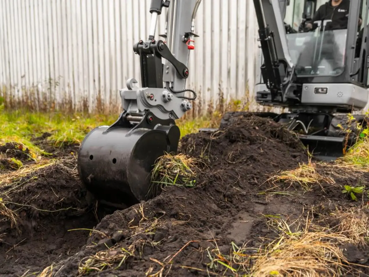 Billede 16 - Bobmaster Ultimate diesel minigraver - 2,7 tons med drejearm og joystick, inkl. skovlsæt