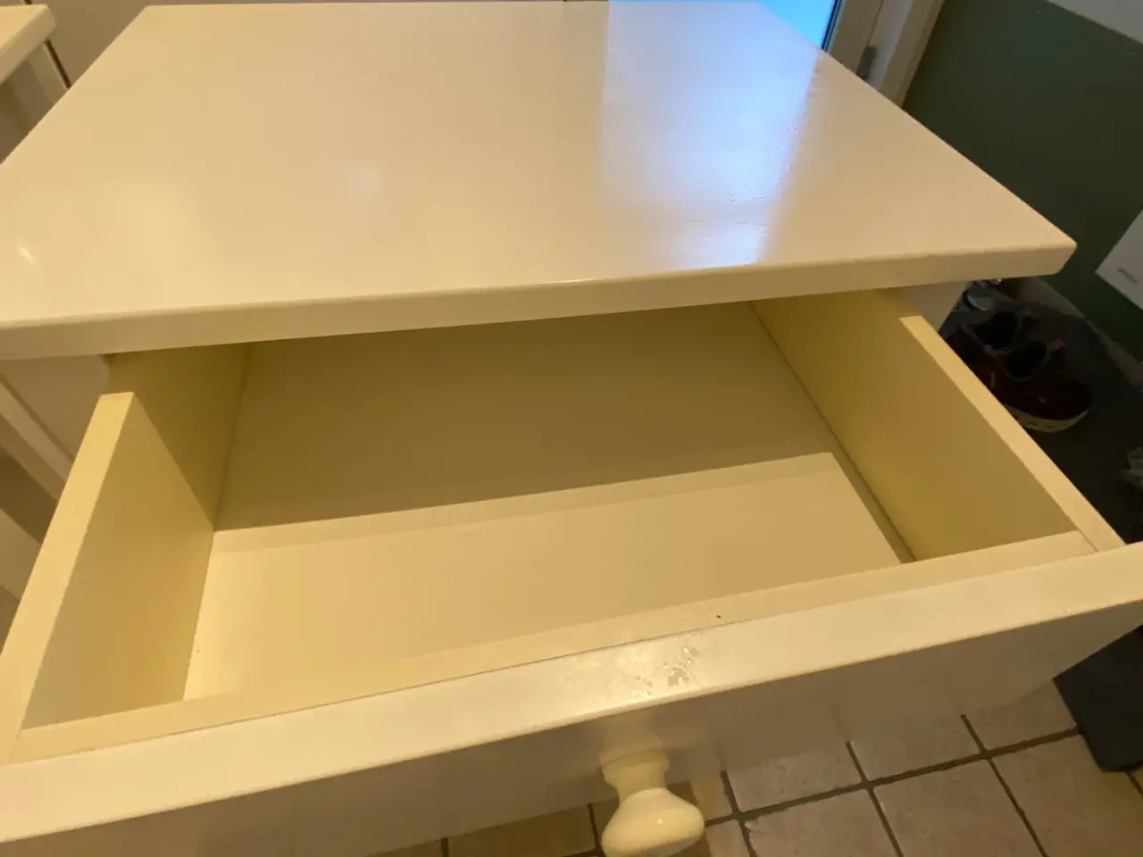 Billede 2 - Sengebord i hvid