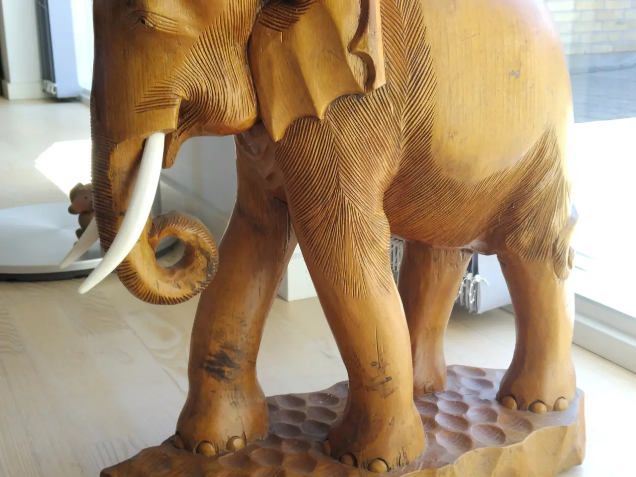 Billede 1 - Håndskåret træskulptur af elefant meget detaljeret