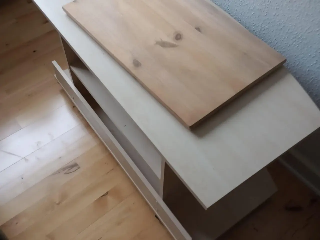 Billede 2 - sofabord i ok stand med drejesokkel