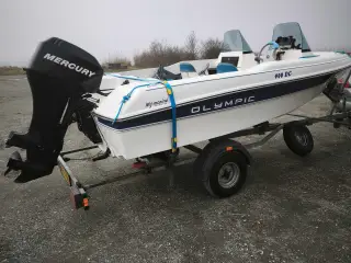 Båd med motor og trailer