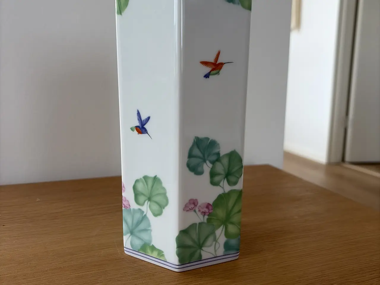 Billede 2 - Royal Copenhagen “Colibri” sekskantet porcelænsvas