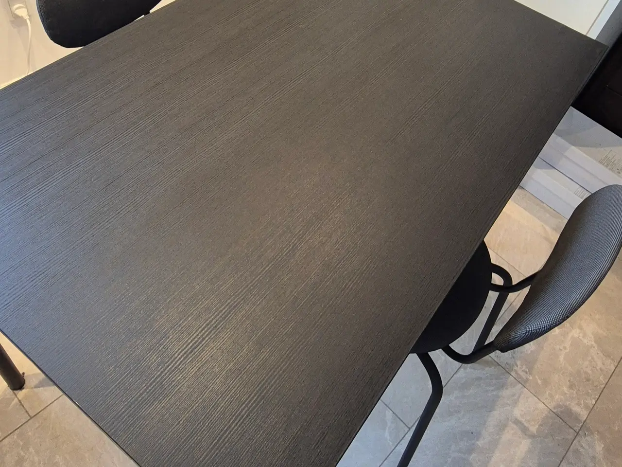 Billede 2 - Moderne spisebord med 2 stole – sort minimalistisk