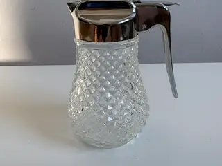 Glaskande med metal låg og hældetud, sirupdispense