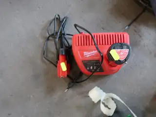 Lader med 2 stk. Batterier MILWAUKEE