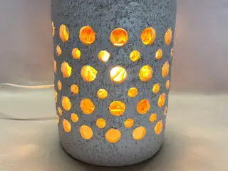 Unika retro keramikpendel med ravgult glas.