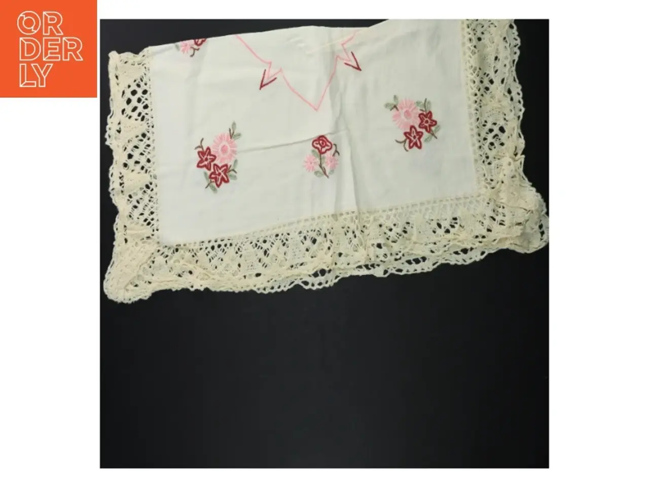Billede 2 - Broderet dug med blondekant (str. 50 x 50 cm)
