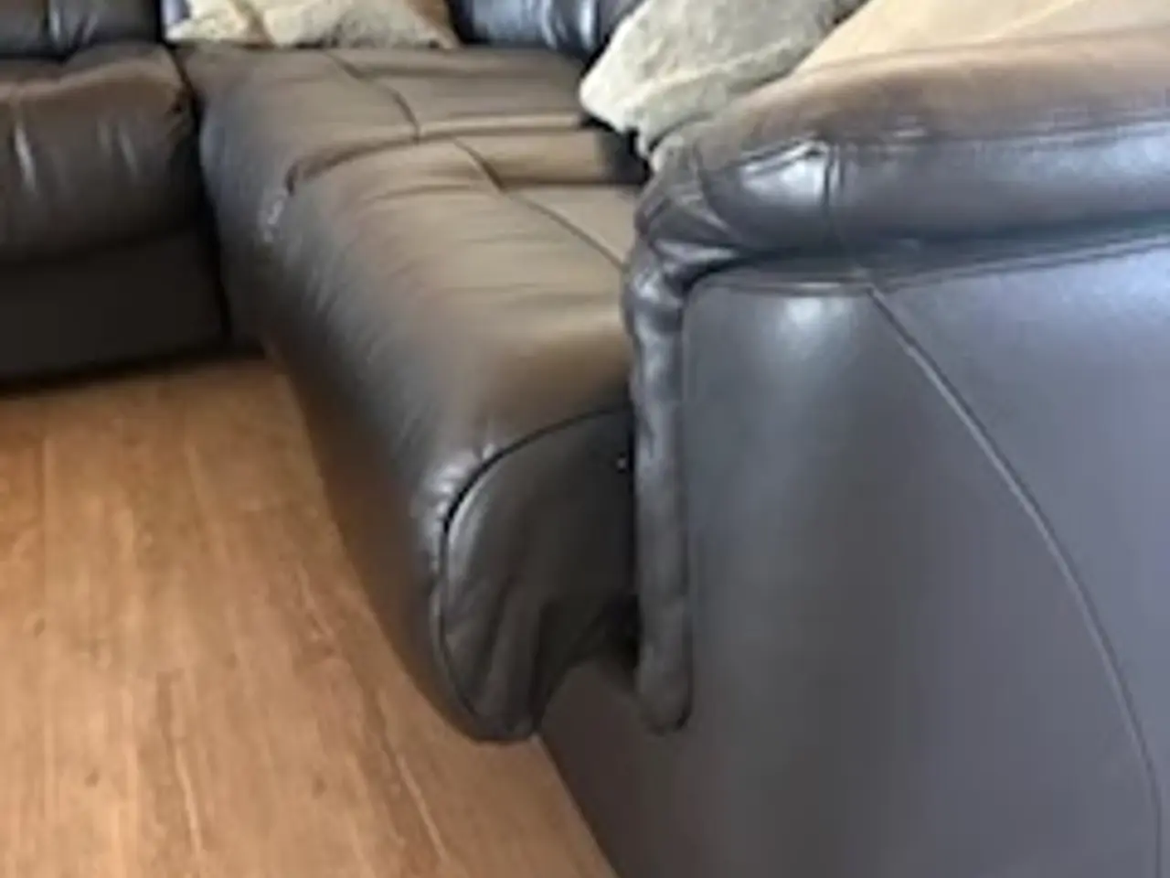 Billede 2 - RESERVERET - Flot sort hjørnesofa