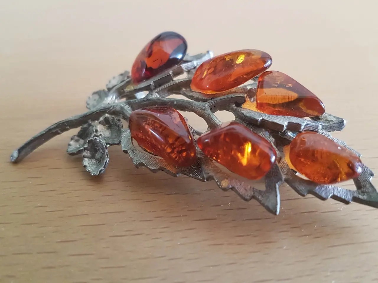 Billede 2 - Broche monteret med rav