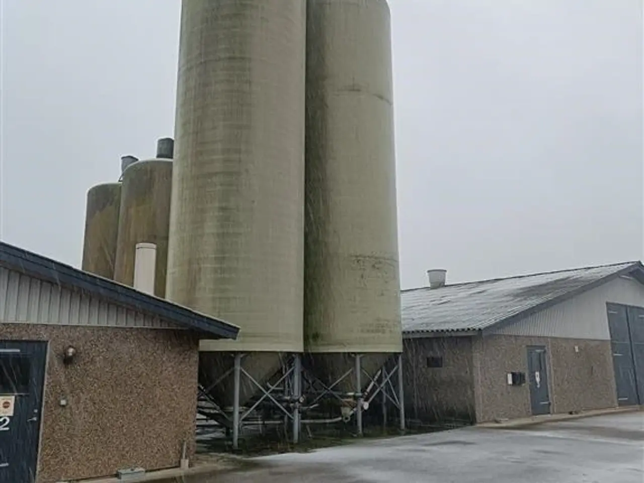 Billede 2 - - - - 2 stk. 100 m³ Siloer med stige og gangbro. (Sælges kun samlet)