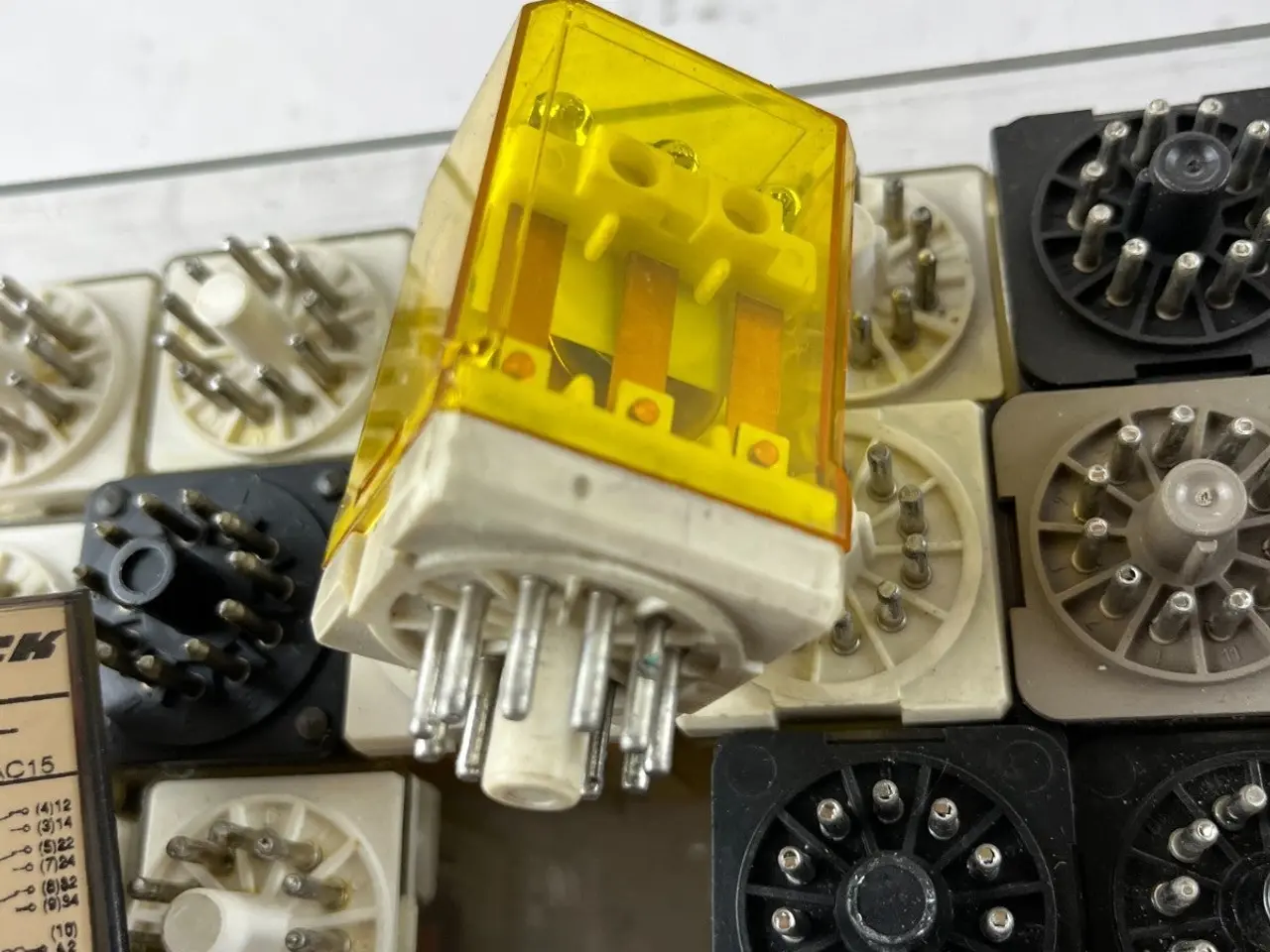 Billede 4 - Schrack MT323024 24V Plug-In relæ parti 32 stk. +