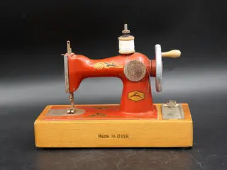 Retro legetøjssymaskine fra USSR i rødt metal