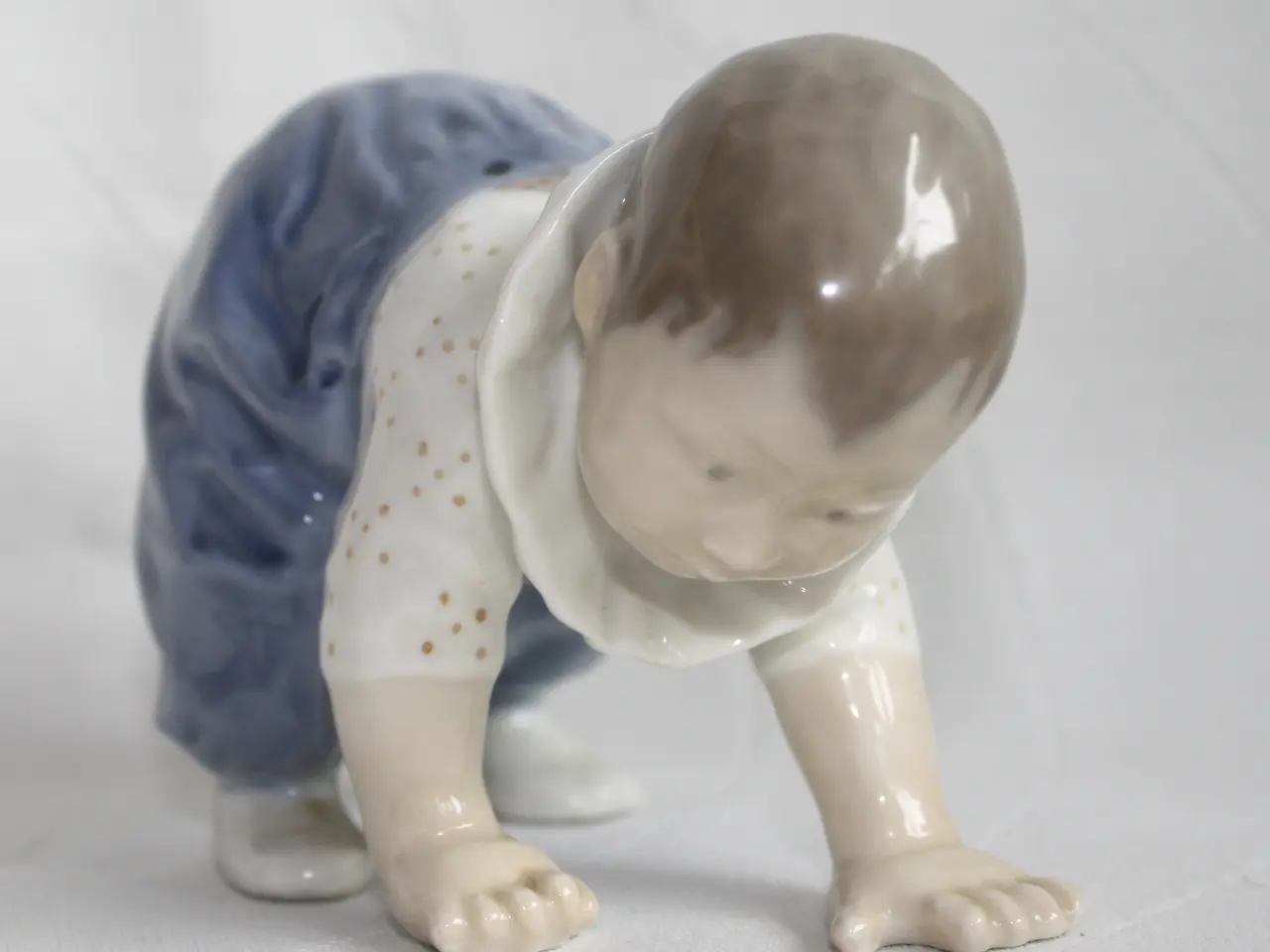 Billede 2 - Kravlende barn. Figur fra Royal Copenhagen