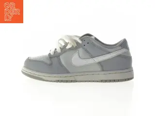 Brugte grå sneakers fra Nike (str. 33)