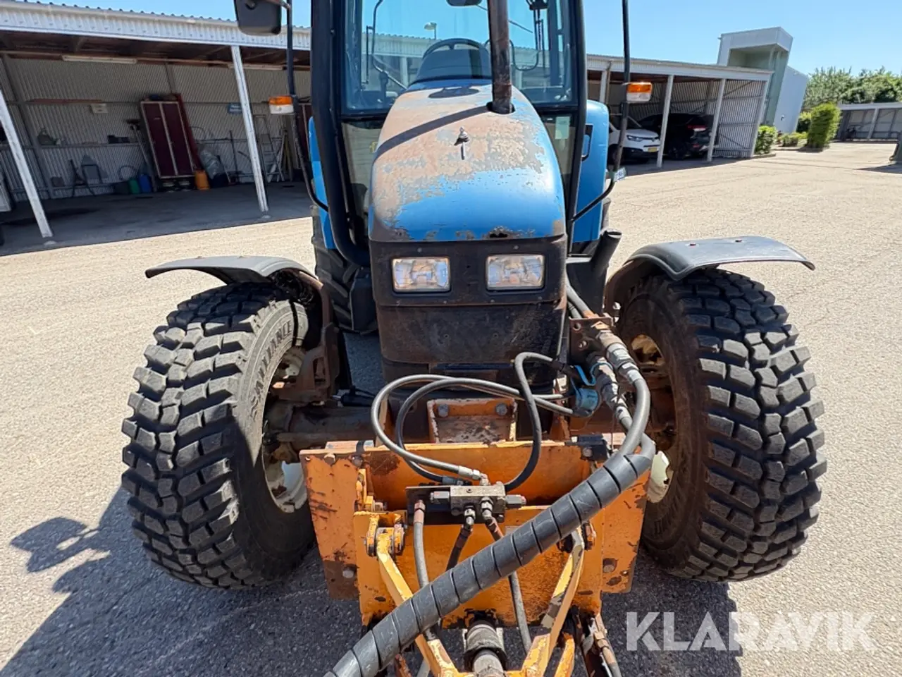 Billede 9 - Traktor New Holland TS90 med kost og plov