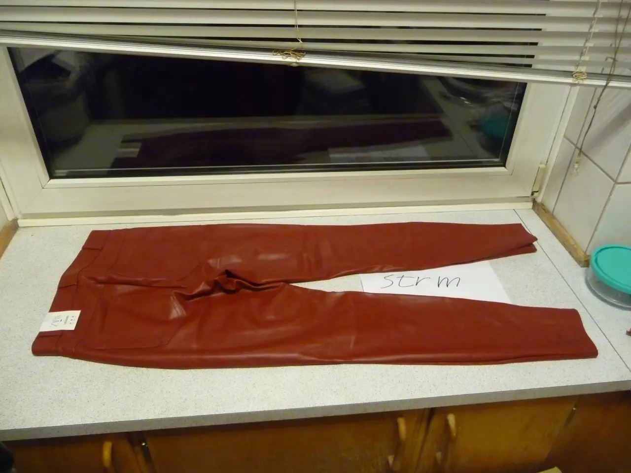 Billede 1 - leggins fake læder str m bordeaux