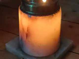 Gammelt Fyrtårn i marmor med lys