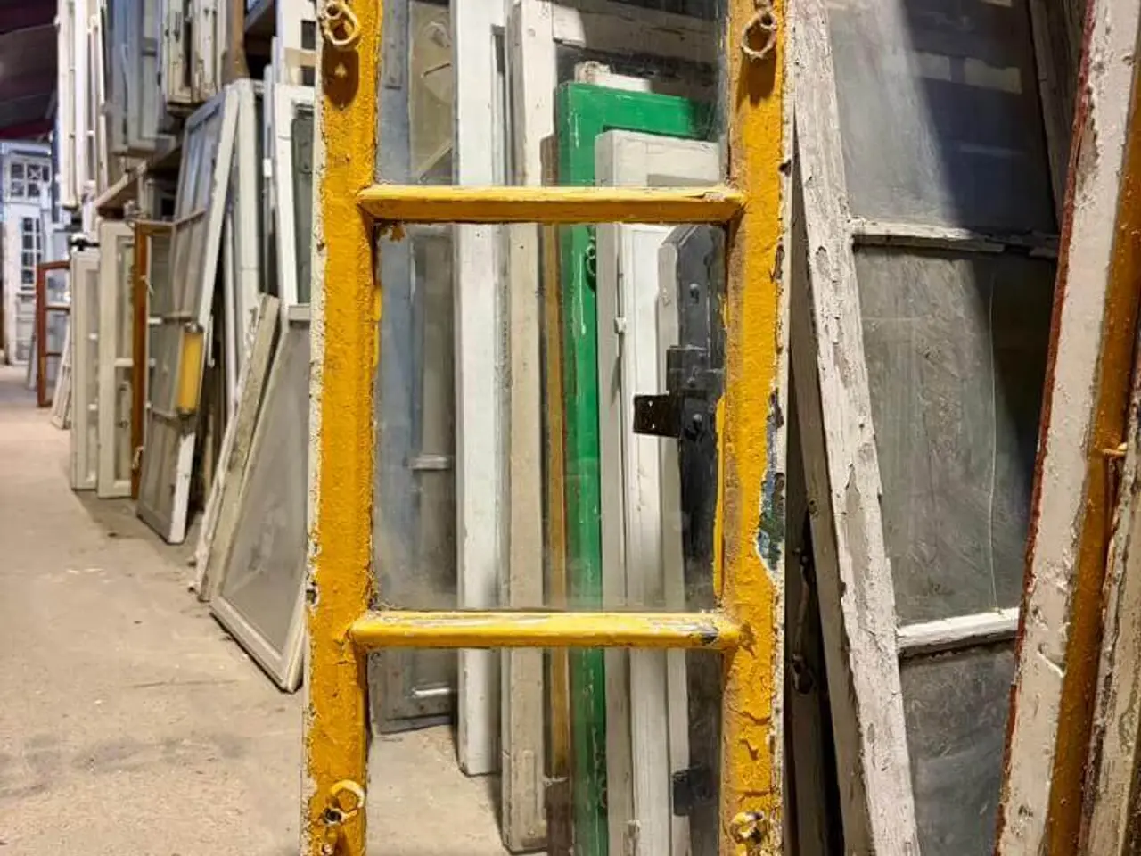 Billede 2 - Fin, smal vinduesramme m. 3 ruder (blæst glas)