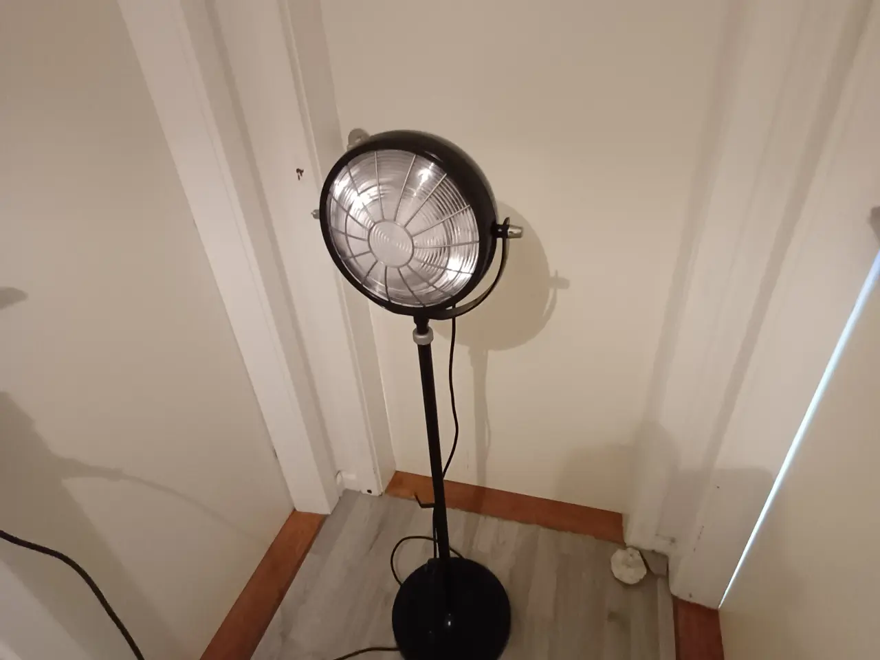 Billede 1 - Sort gulvlampe