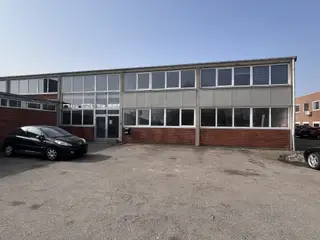 Højloftet lager med kontorer til leje på Tangmosevej 87 i Køge