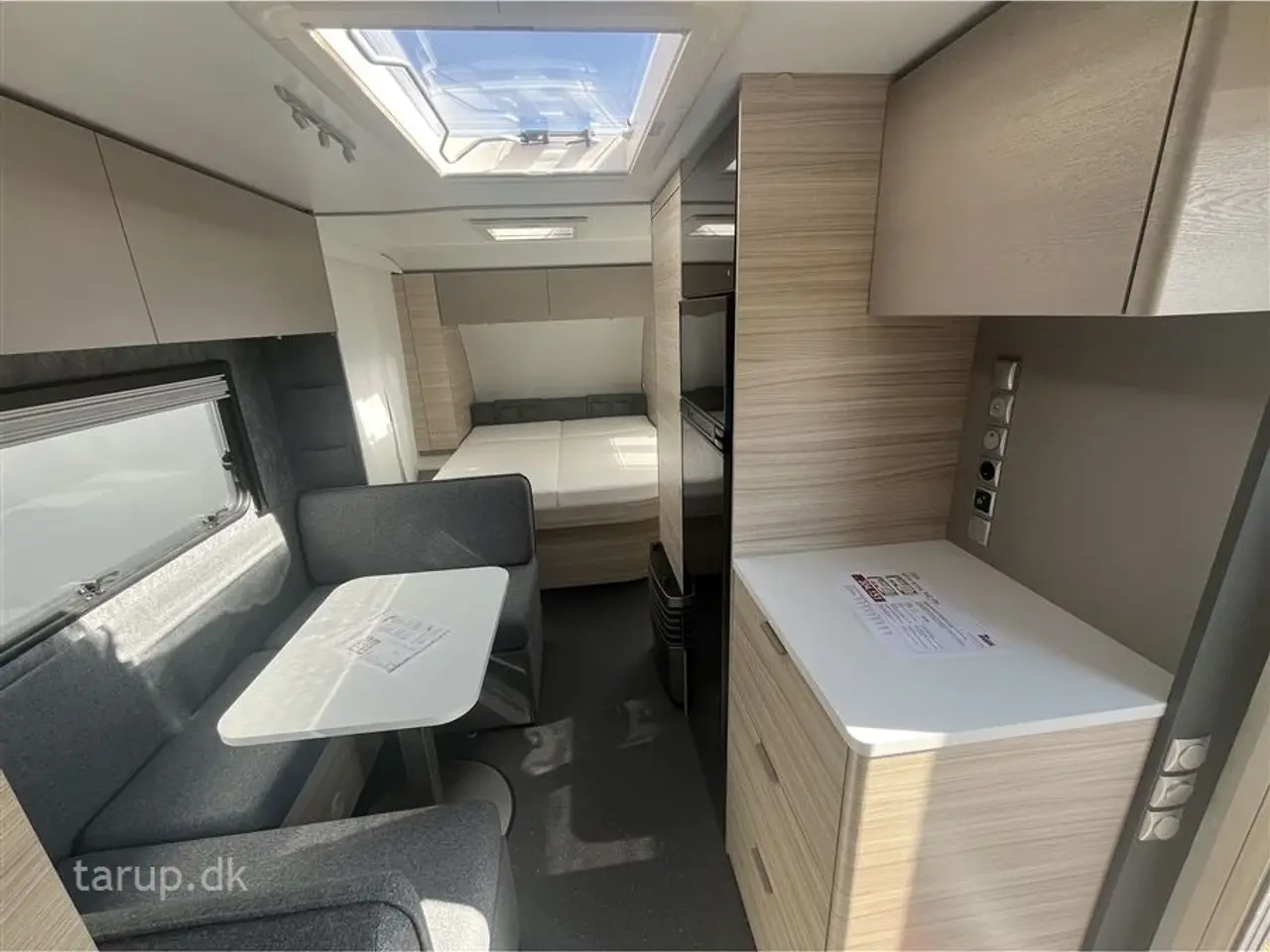 Billede 4 - 2026 - Adria Altea 542 PH   Fritstillet dobbeltseng, glatte glasfibersider, frontkøkken, side-siddegruppe, myggenetsdør, blæservarme, el-gulvvarme, stabilisator
