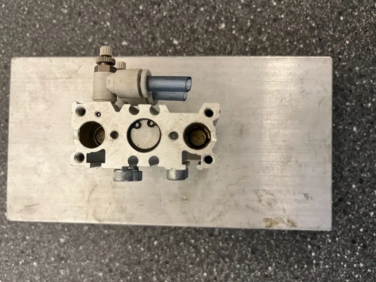Billede 4 - Pneumatic Gripper/Clamp med Mounting Base - brugt