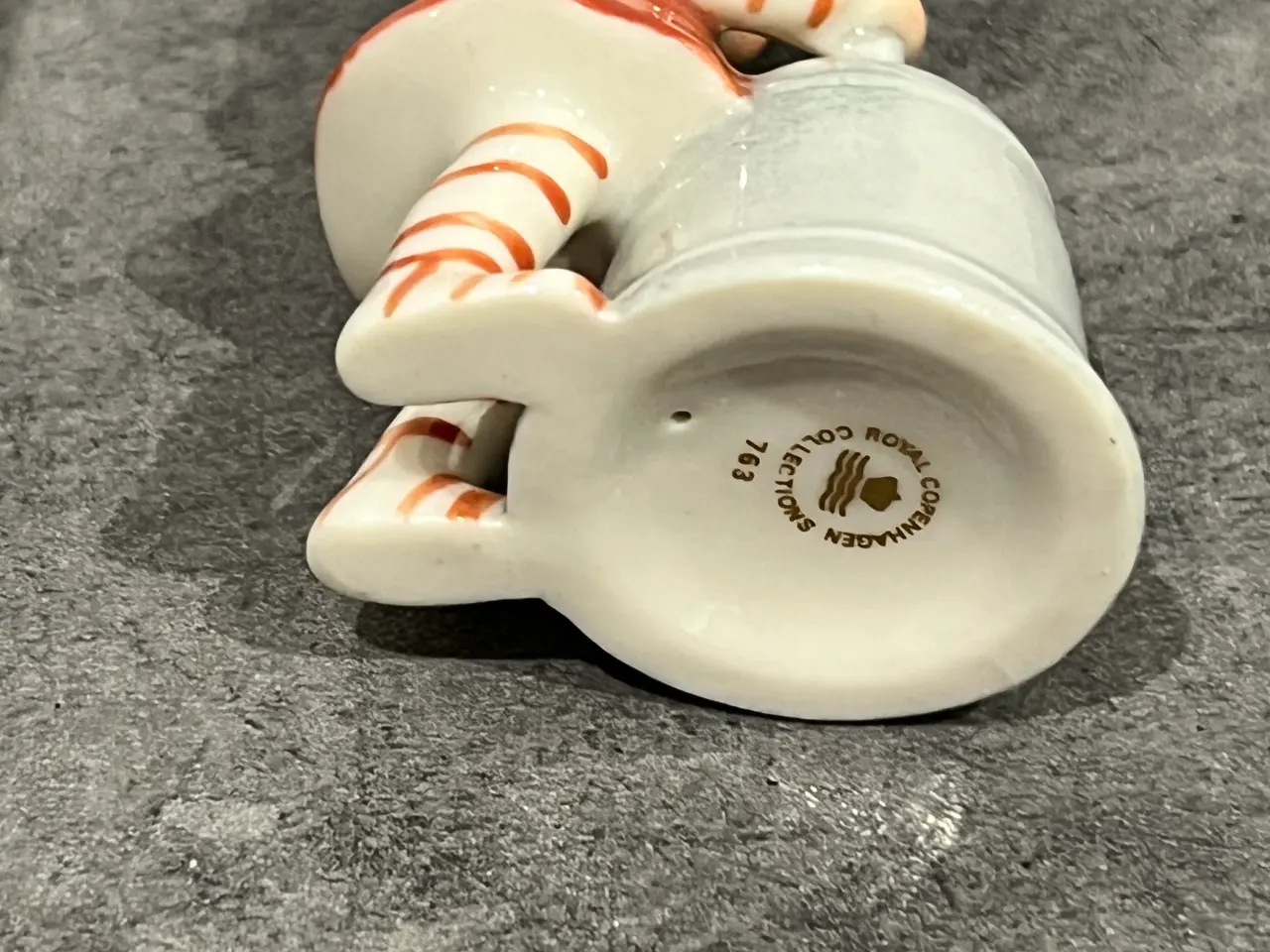 Billede 2 - Royal Copenhagen Pixie Julenisse Pige med klokke 