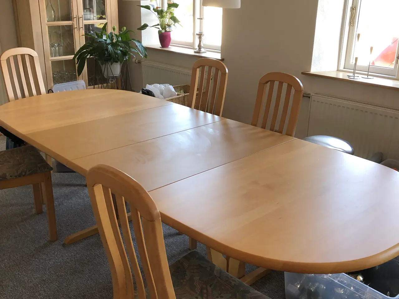 Billede 5 - Spisebord med 2 tillægsplader og 5 stole