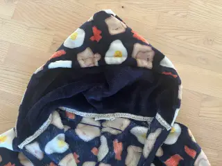 Fleece heldragt med motiver af bacon og spejæg