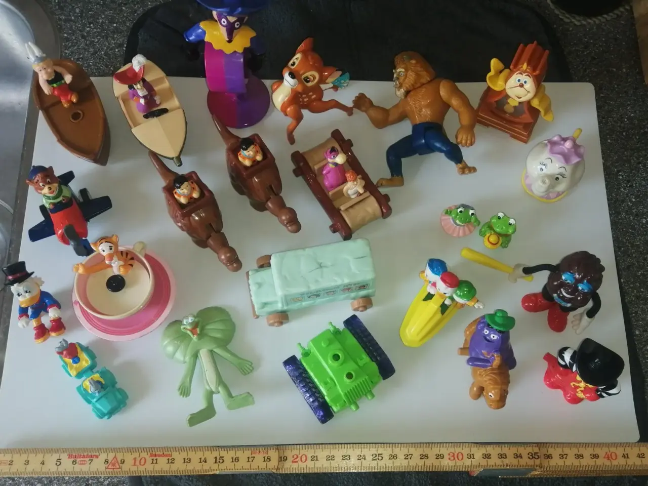 Billede 1 - 23 FIGURER,BL.A. DISNEY, FLINTSTONE, SKØNHEDEN OG