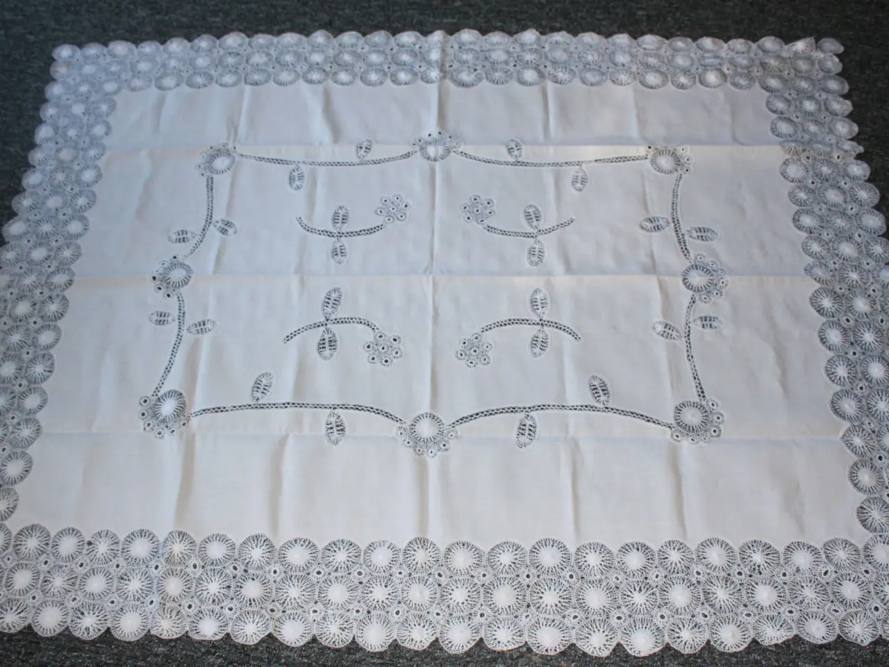 Billede 1 - Dug med gimpede blonder, 130 x 105 cm