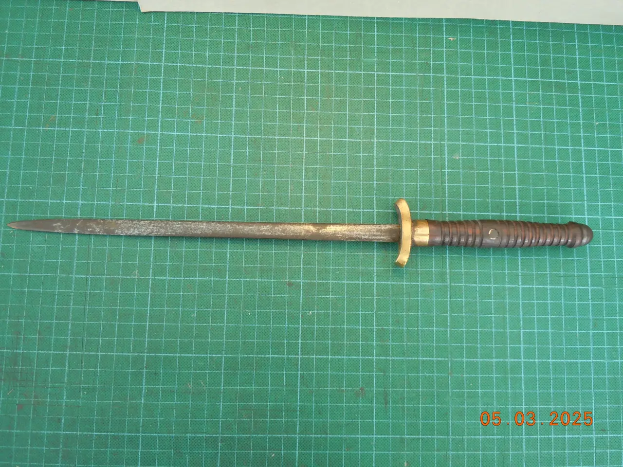 Billede 1 - Stilet / Dolk med rosentræsskæfte 39 cm lang.