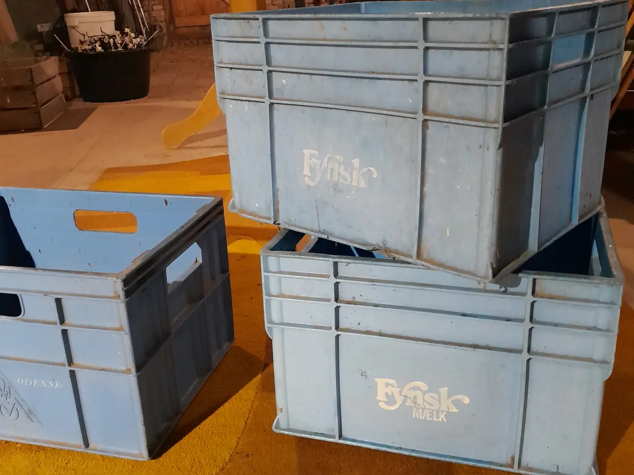 Billede 2 - Mælkekasse i blå plast.