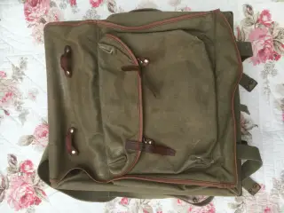 Gl. militaer ransel. Giv bud.