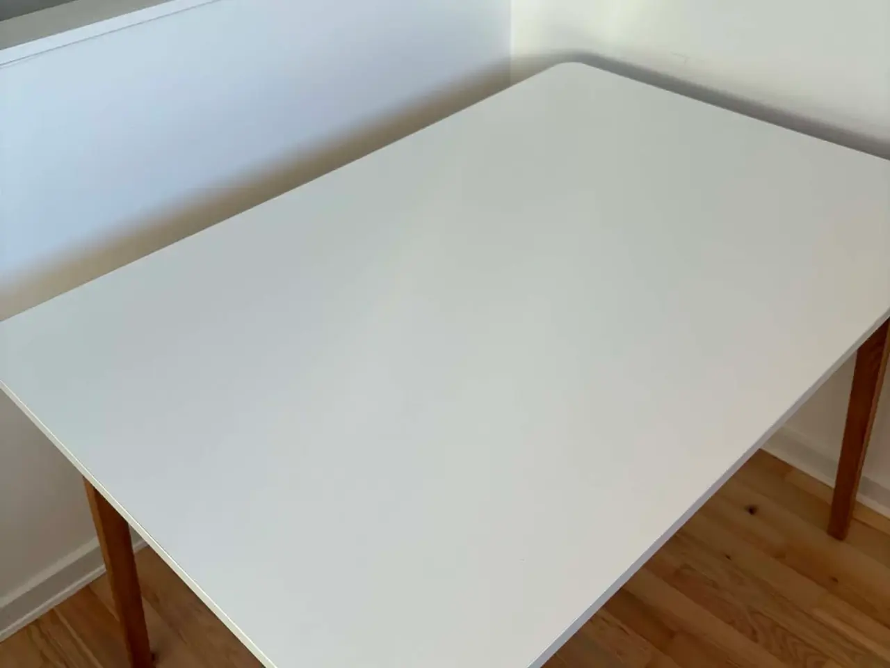 Billede 3 - Flot og vedligeholdt spisebord