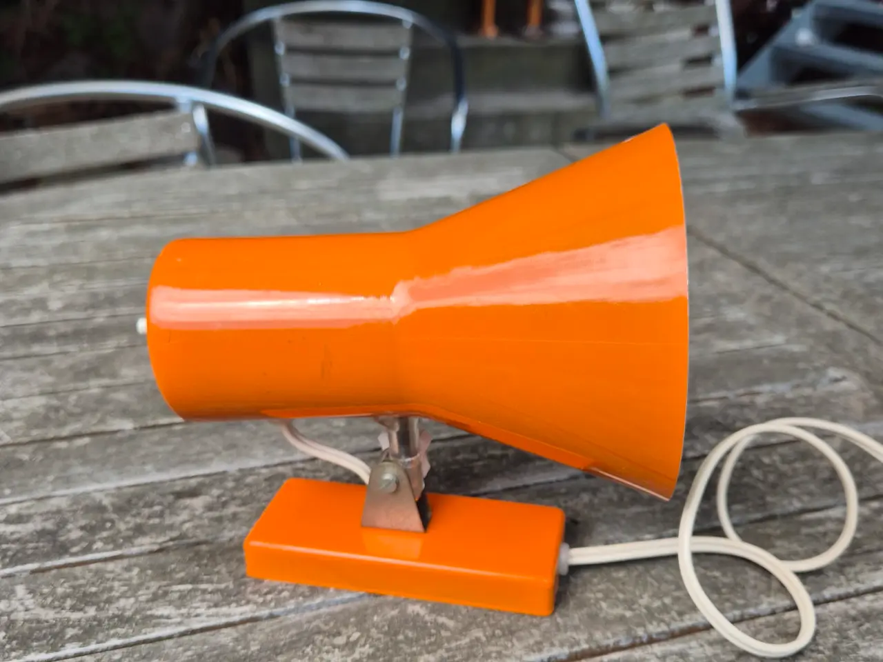 Billede 1 - Velholdt orange væglampe i dansk design
