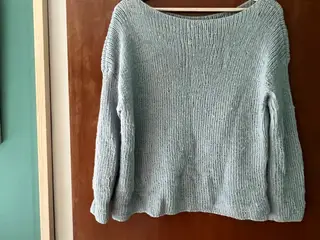 Ribstrikket uldbluse.