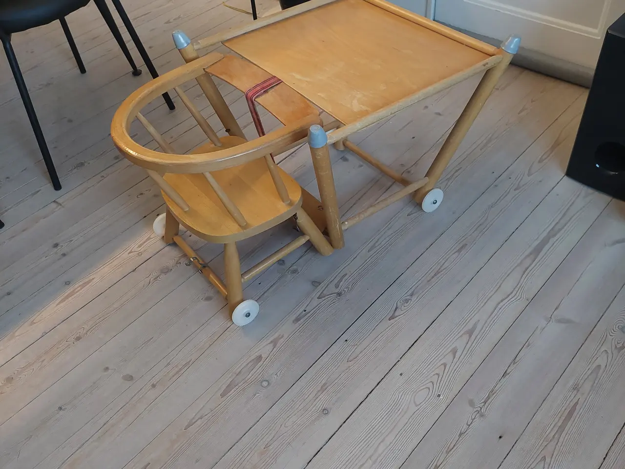 Billede 2 - Højstol / børnebord / stol 300,-