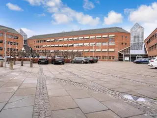 Flotte kontorlejemål i præsentabel flerbrugerejendom