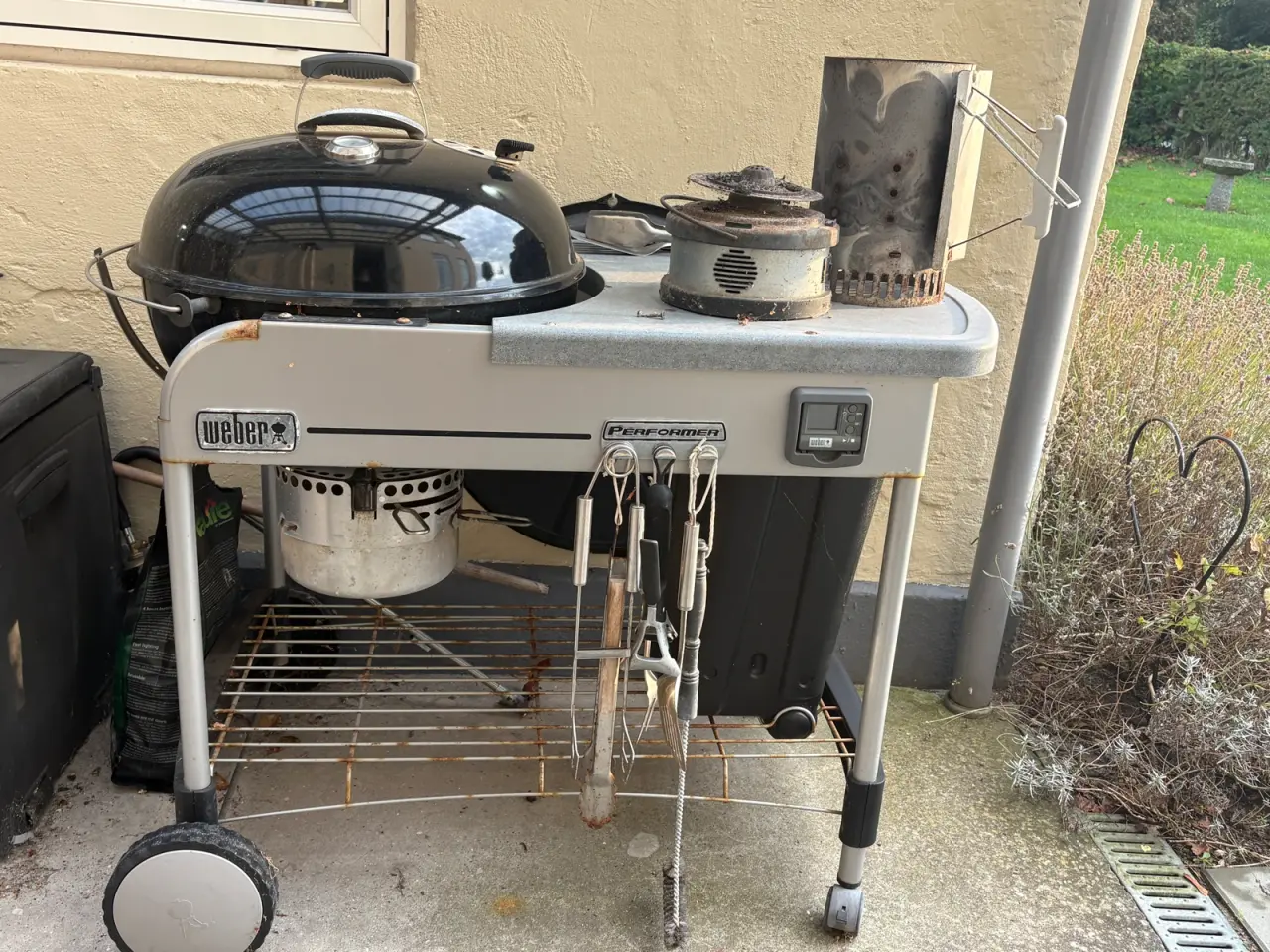 Billede 1 - Weber kulgrill med tilbehør