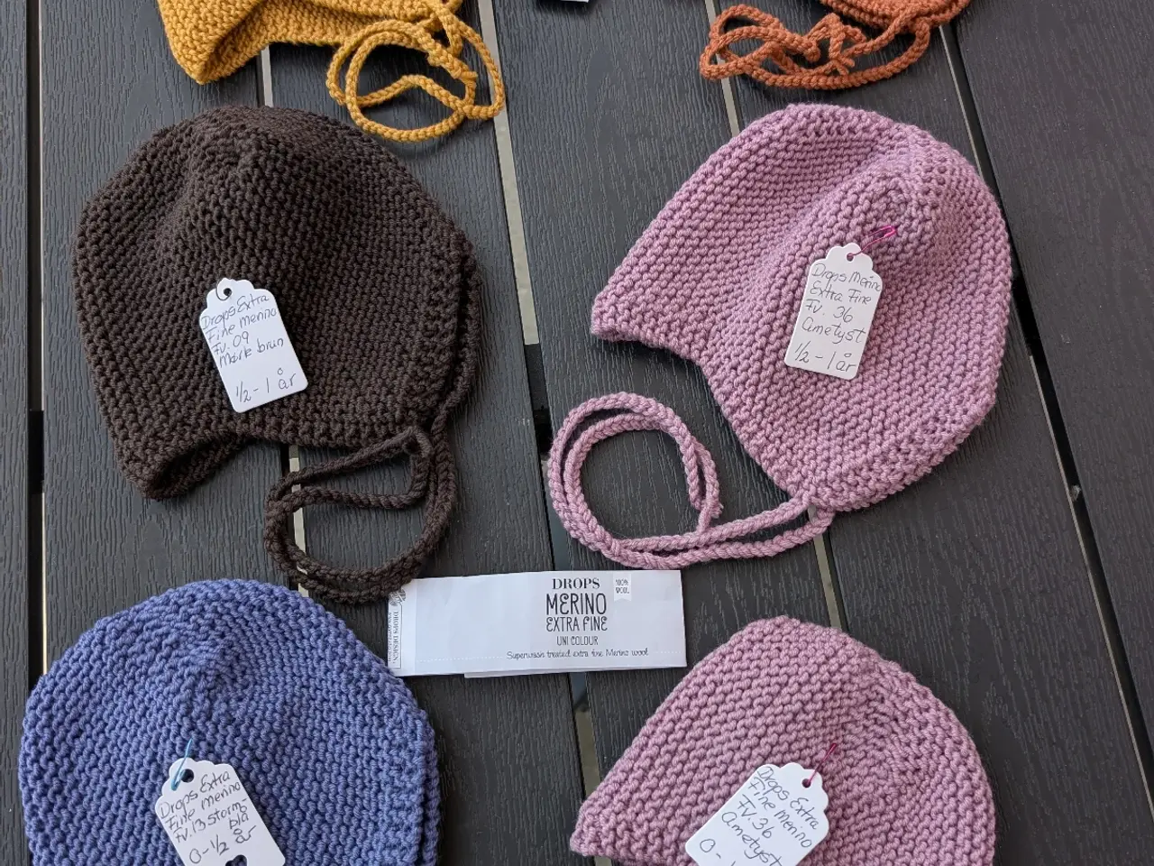 Billede 1 - Håndstrikket djævlehue 1-6 mdr. 6-12 mdr i Merino