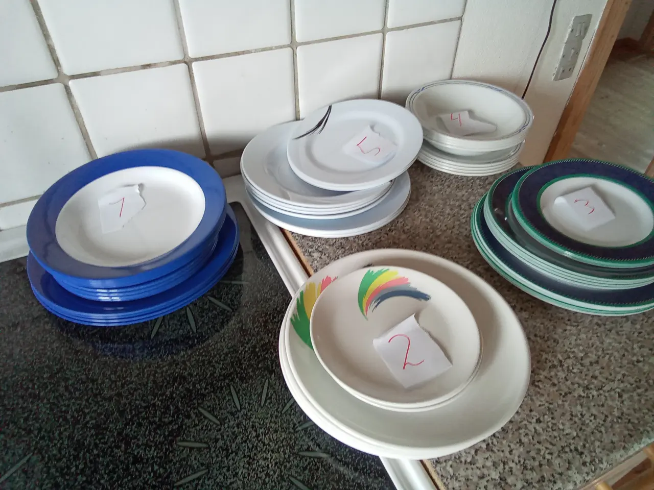 Billede 1 - Faste plast tallerkener til camping mm.